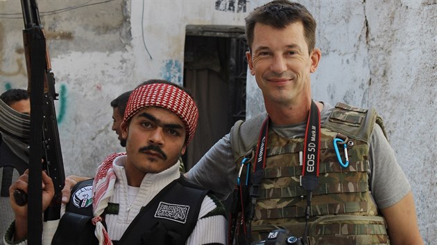 Britsk fotoreportr John Cantlie na snmku ze Srie pozenm v listopadu 2012