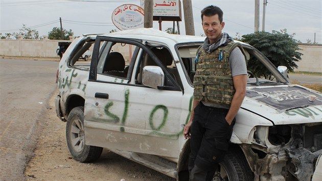 John Cantlie u auta syrskch rebel v Aleppu v listopadu 2012