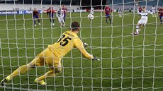 Thomas Müeller z Bayernu Mnichov pekonává z penalty brankáe CSKA Moskva Igora...