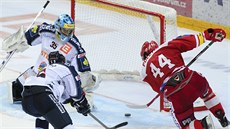 Úto�ník Slavie Michal Poletín (vpravo) st�ílí druhý gól. Zleva branká� Vítkovic...
