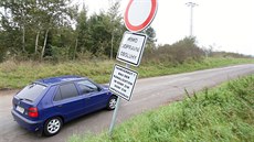 Silnice p�es �im, kterou si �idi�i zkracují objí��ku chyb�jícího úseku dálnice...
