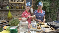 Linda Rybová a Kate�ina Winterová v po�adu Herbá�