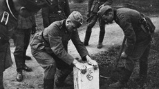 Němečtí vojáci vyvracejí jeden z hraničních kamenů u Rozvadova na Tachovsku.