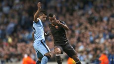 SOUBOJ. Ashley Cole z AS ím se snaí obejít Sergia Agüera z Manchesteru City