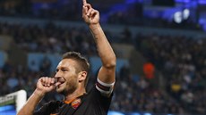 TYPICKÁ GÓLOVÁ OSLAVA. Záložník Francesco Totti, kapitán AS Řím, si cucá palec,...