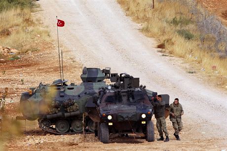 Turetí vojáci na patrole na hranicích se Sýrií (30. záí 2014).