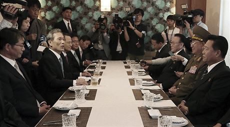 Místopedseda severokorejské národní bezpenostní rady (druhý zprava) a...