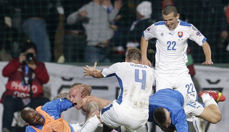 BLÁZNIVÁ RADOST. Slováci se radují z gólu Miroslava Stocha (bez dresu) v utkání