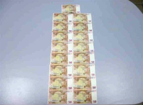 Vzorek zajitných falených bankovek v hodnot 50 Euro.
