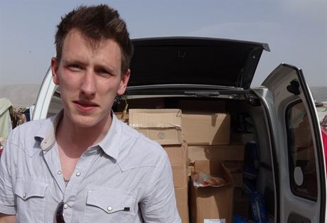 Peter Kassig na nedatovaném snímku ped dodávkou naplnnou humanitární pomocí...