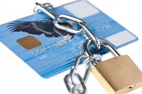Pokud u kreditní kartu máte a pouíváte, chovejte se k ní podobn jako ke kart platební. To znamená utrácet za ní jen tolik, kolik budete moci splatit v bezúroném období. Ilustraní snímek