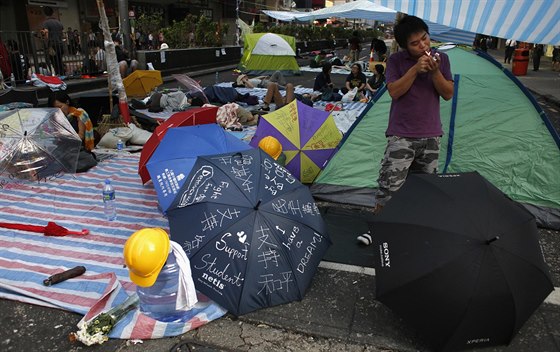 V ulicích hongkongu u zstává jen pár vrných aktivist a detníky  - symbol...