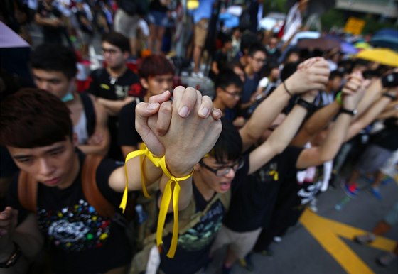 Protestující se drí za ruce, kdy se shromádili v okolí námstí Zlaté...