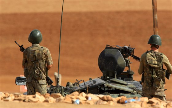 Turetí vojáci nedaleko hranic se Sýrií (2. íjna 2014).