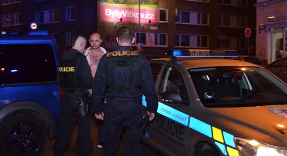 Policisté po rvace v hern v praské Konvov ulici zadreli celkem sedm osob...