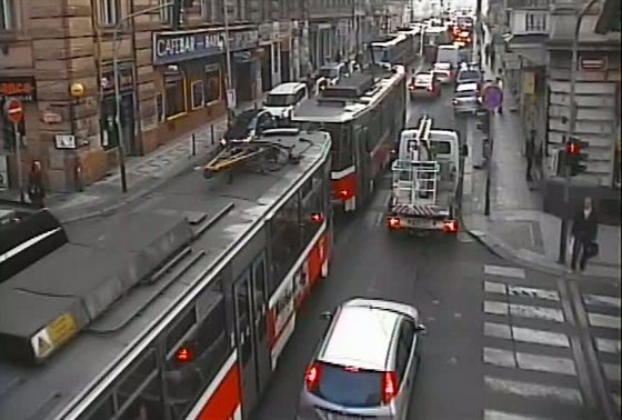 Nehoda, pi které byla sraena chodkyn, omezila provoz tramvají v úseku Andl...
