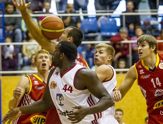 Momentka ze zápasu 3. kola eské basketbalové ligy mezi týmy Svitav a Pardubic....