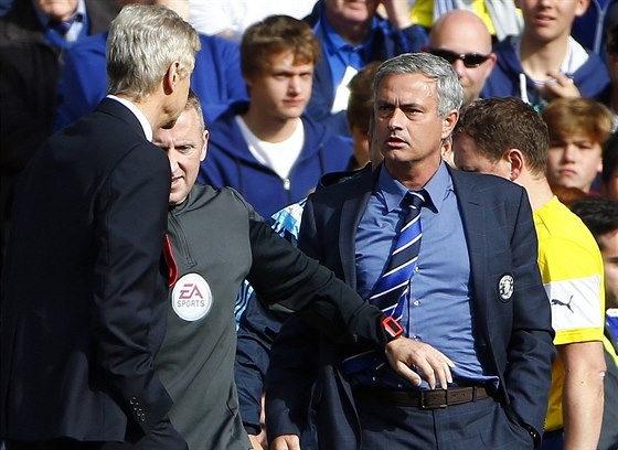 EMOTIVNÍ TRENÉI. Jose Mourinho (vpravo), trenér fotbalist Chelsea, si bhem...