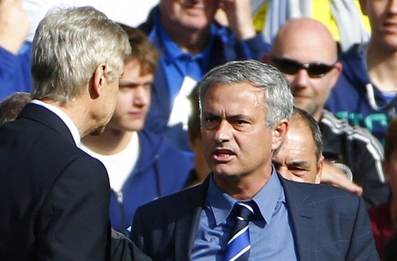 CHLADNÝ VZTAH. José Mourinho (vpravo) a Arsene Wenger mají dlouhodob patný vztah. Tato fotka je z loského íjna.
