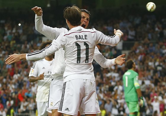 HVZDY SLAVÍ. Gareth Bale (s íslem 11), fotbalista Realu Madrid, oslavuje...