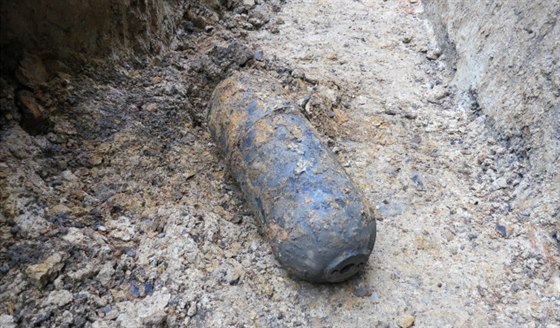 Na zaátku íjna nali stavebníci v Ostrav-Svinov tuto sovtskou pumu, nyní byl v obvodu vyhláen kvli nalezené munice dalí poplach.