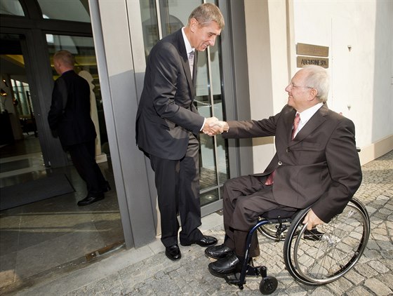 Ministi financí eské republiky Andrej Babi (vlevo) a Nmecka Wolfgang...