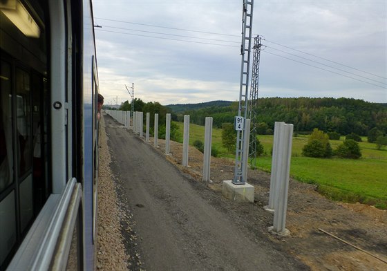 Modernizace trati Rokycany - Plze.   Protihlukové zdi u zastávky Klabava na...