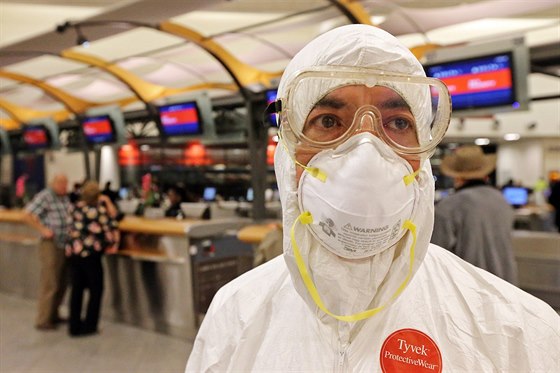 Ebola se do Evropy pravdpodobn dostane letecky. Odborníci varují, e je teba výrazn omezit cestování mezi západní Afrikou a zbytkem svta.