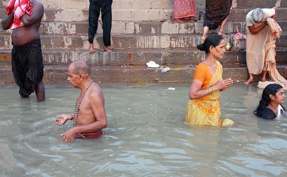 Hinduisté věří, že koupel v posvátné Ganze z nich smyje hříchy.
