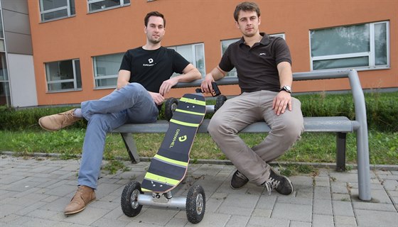 Daniel Kokotek (vpravo) a Miroslav Peřina předvádějí jeden z prototypů...