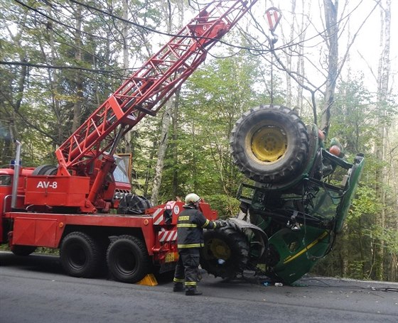 Traktor po tragické nehod vyprooval jeáb. Ilustraní foto