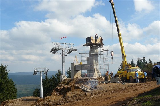 Polská firma buduje na erlichu horní stanici Nartorama Skyway Express, která...