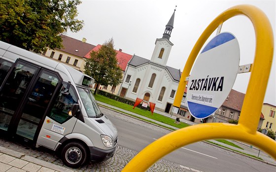 Autobus na náměstí v Třebechovicích na snímku z října 2014.