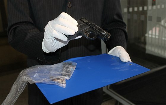Vedoucí úseku obecné kriminality Pavel Krčál ukazuje plynovou pistoli, kterou...