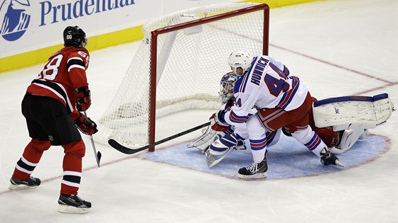 SKÓRUJE. Jaromír Jágr z New Jersey pekonává obranu New York Rangers.