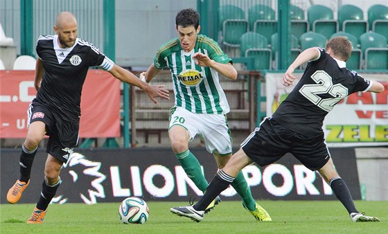 Jakub Rada z Bohemians 1905 se probíjí obrannou hrází eských Budjovic, vlevo