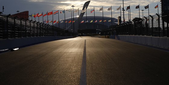 VE STÍNU OLYMPIJSKÝCH SYMBOL. Piloti formule 1 budou v Soi svitt kolem obí