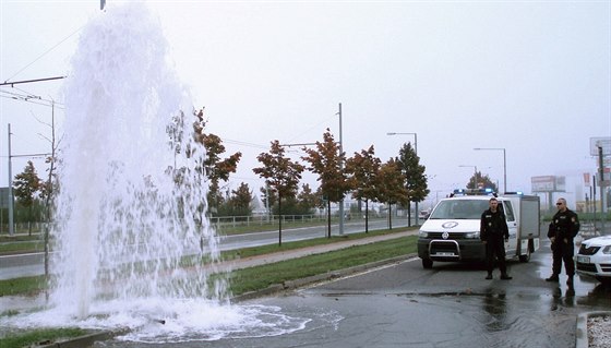 Havárie vodovodu ve Folmavské ulici v Plzni na Borech.