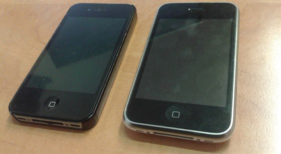 Vlevo elektrický paralyzér, vpravo skutený mobilní telefon.