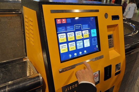 Nový automat na jízdenky, ve kterém lze platit i kartou.