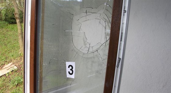 Pi vloupání do jedné chat dvojice rozbila okno.