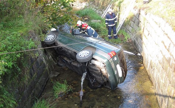 Auto pi nehod skonilo v pomrn hlubokém koryt potoka.
