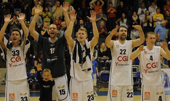 Díntí basketbalisté slaví se svými fanouky výhru