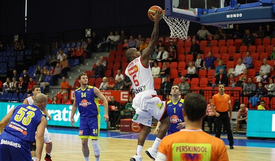 Nymburský basketbalista Darius Washington skóruje v lize proti Ústí nad Labem.