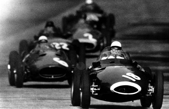 Britský závodník Stirling Moss v padesátých letech ve formuli 1. Te bude...