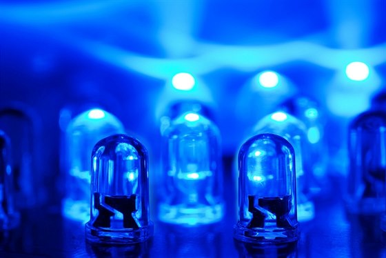 Nobelova cena za fyziku 2014 byla udělena za objev modrých LED diod.
