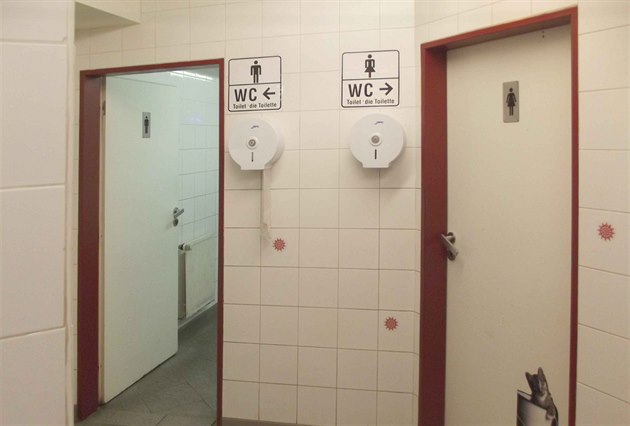 Maléry s WC. Mezi toaletami v kostelích a našimi malými Nepály
