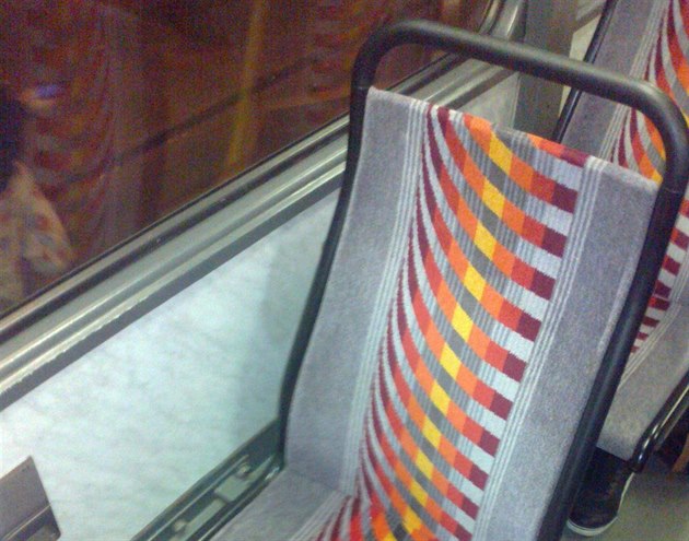 Další typ sedaček v  modernizované tramvaji T3