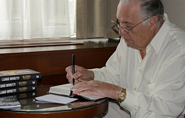 Zemřel mistr špionážních bestsellerů Forsyth, proslavil ho Den pro Šakala