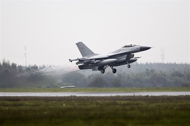 Dánská stíha�ka F-16.